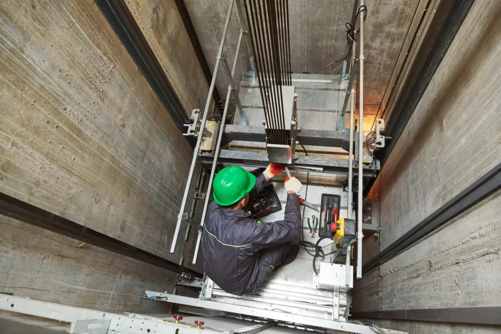 Technicien Vertitech effectuant la maintenance dans une gaine d’ascenseur