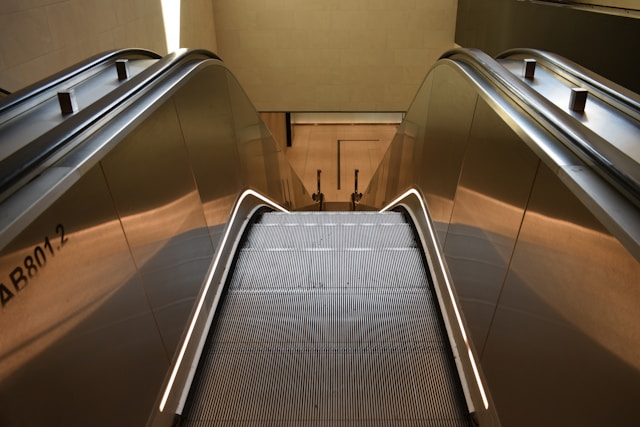 Escalator en acier dans un bâtiment moderne – illustration des services Vertitech en installation et maintenance d’escaliers mécaniques