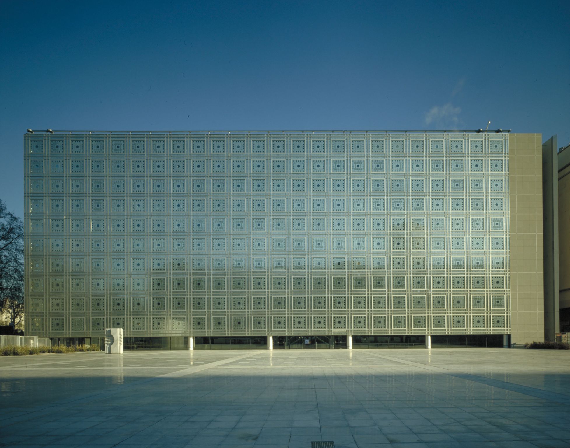 Façade de l’Institut du monde arabe à Paris, site d’intervention de Vertitech pour la modernisation des ascenseurs