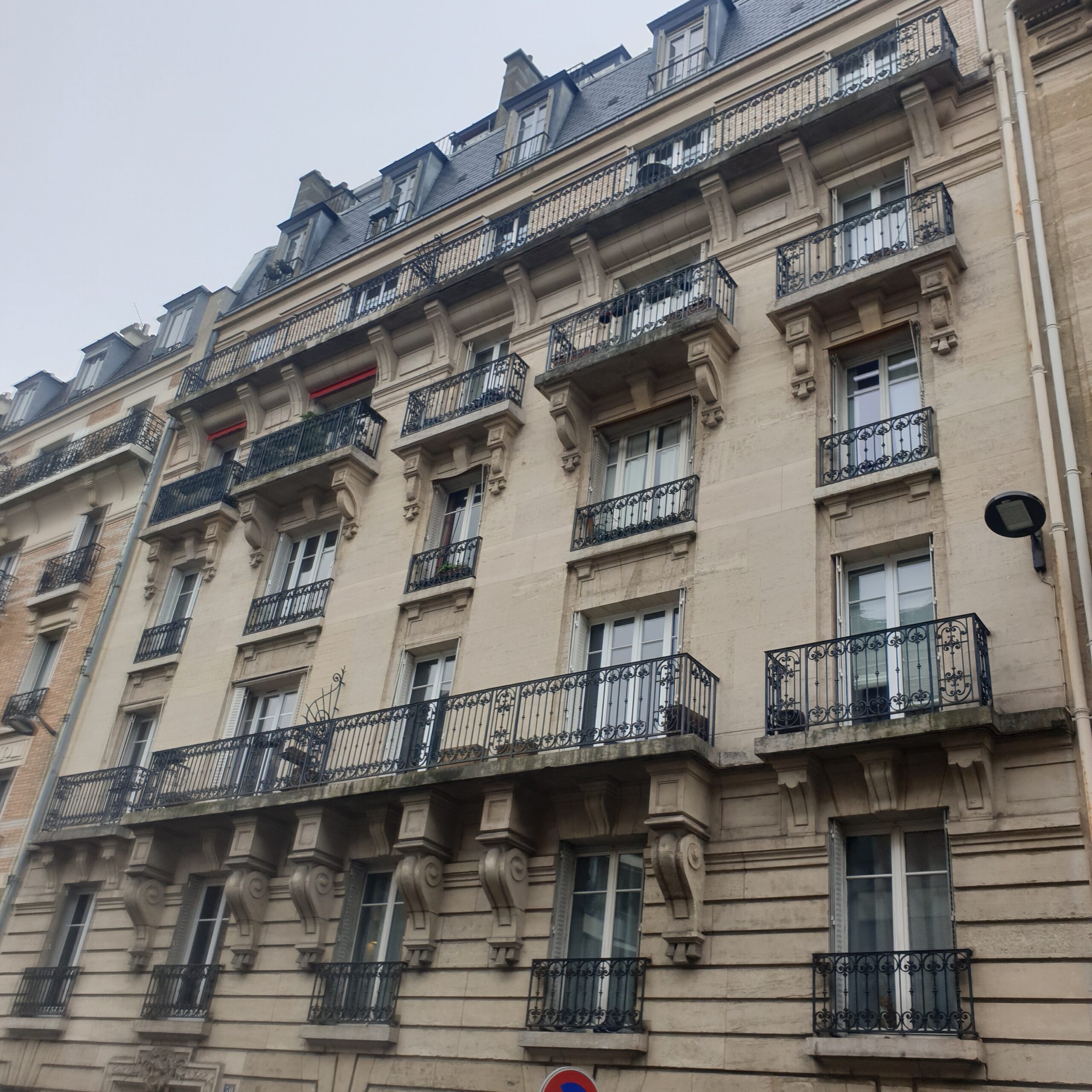 Façade d’un immeuble haussmannien à Paris où Vertitech est intervenu pour la modernisation des ascenseurs