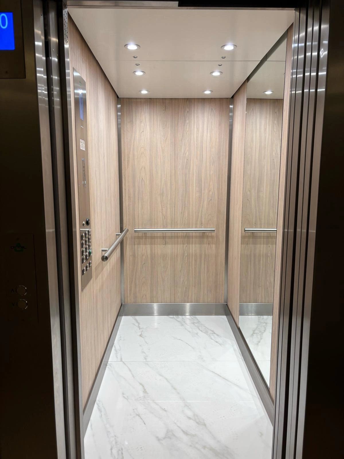Réalisation Vertitech – installation d’un ascenseur moderne avec cabine bois et inox